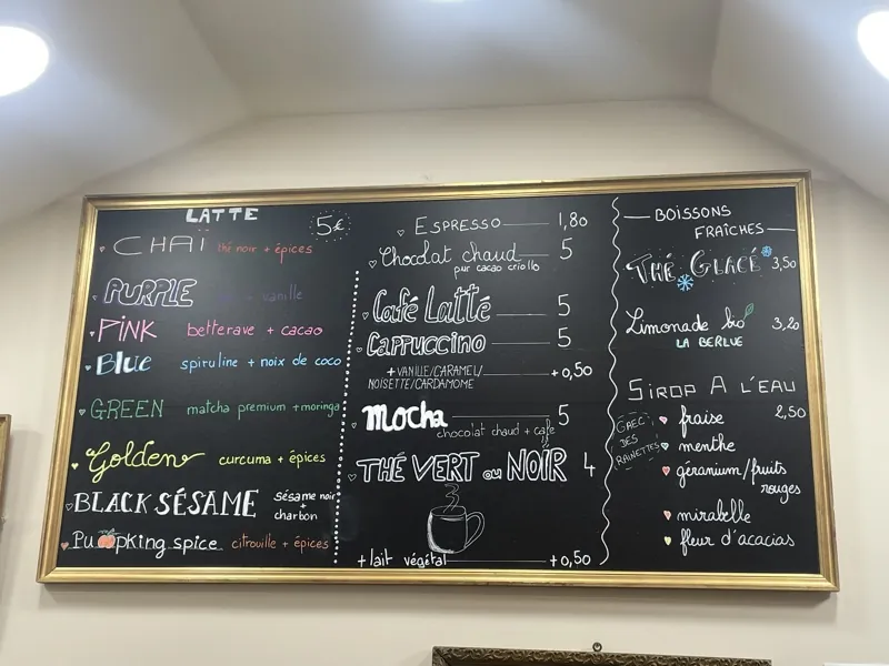 L’ardoise de la carte des boissons, écrite à la craie
