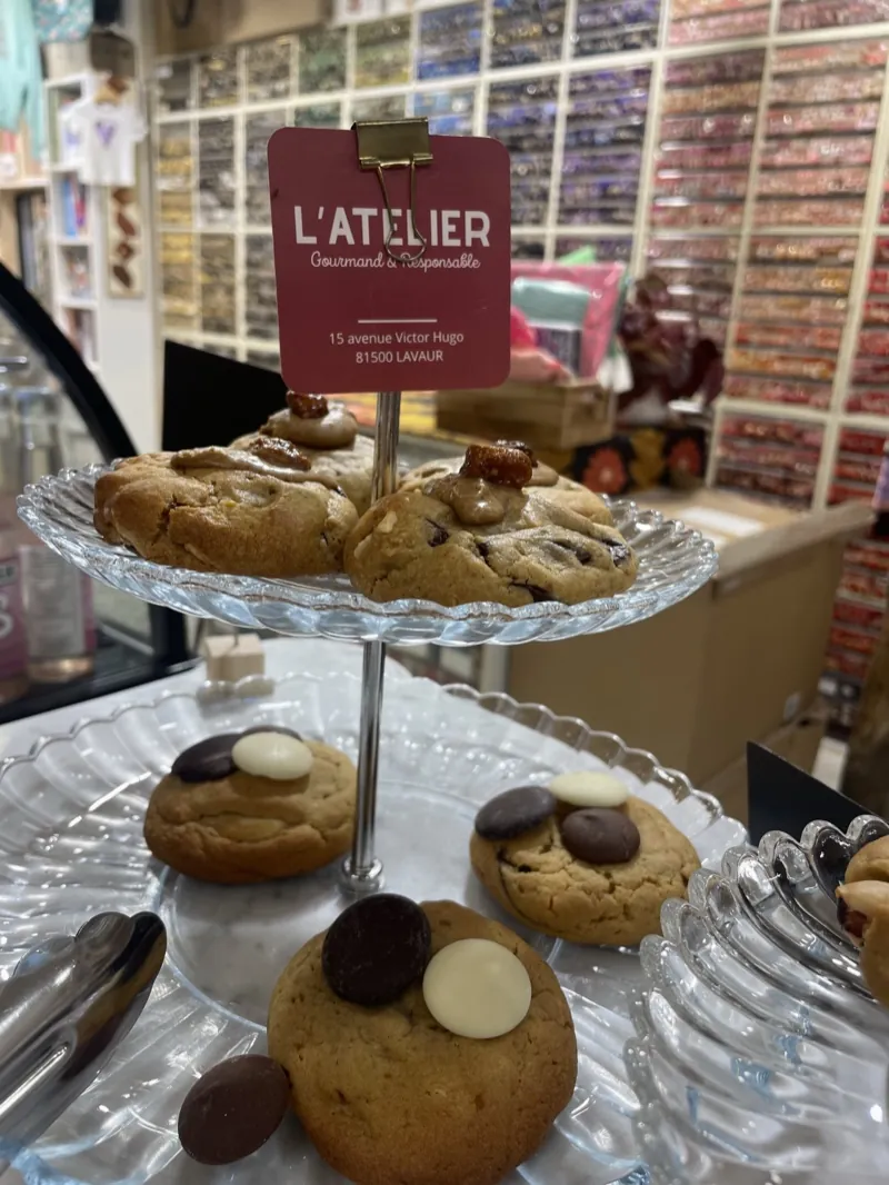 Des biscuits sur leur présentoir, devant le mur de rubans