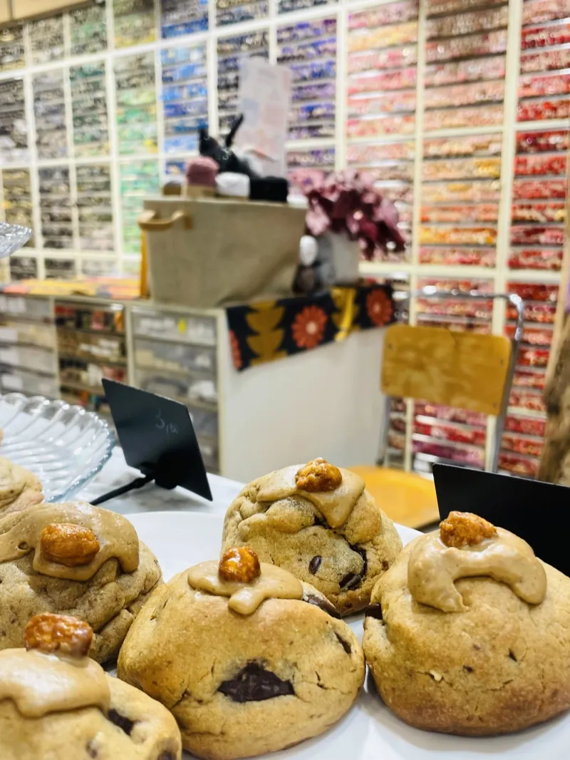 Des cookies maison aux noix, prêts à être dégustés