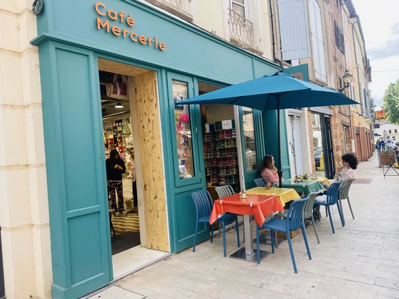 La façade bleu canard de Moha, Grand Rue à Lavaur, et sa petite terrasse