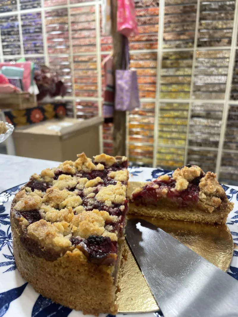 Une part de gâteau aux fruits rouges, à déguster au café