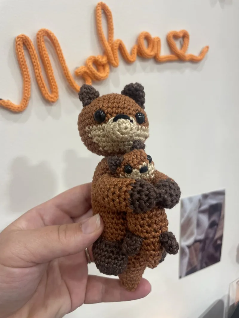 Un petit ourson au crochet, sous le mot Moha en tricotin